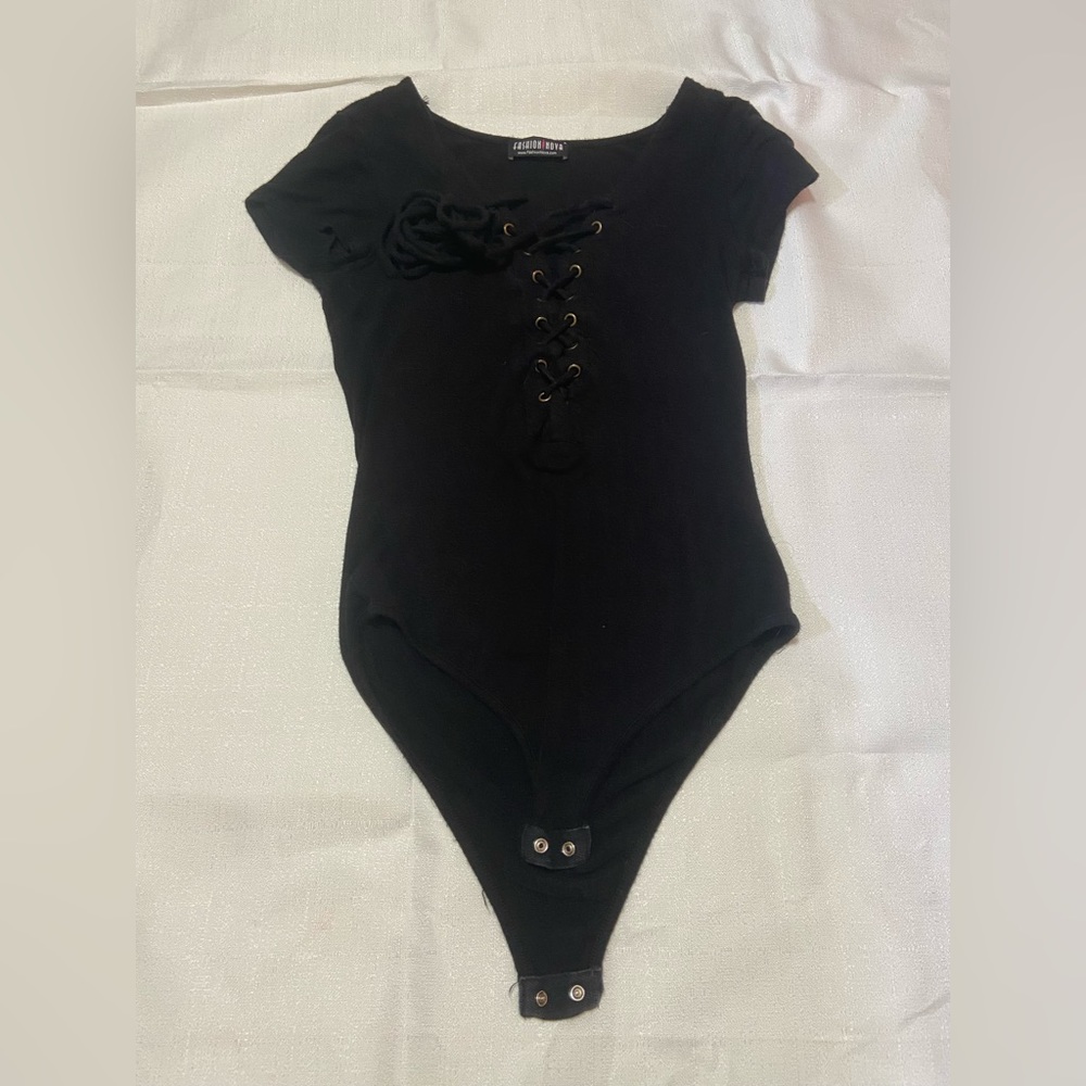 Fashion nova ribbed bodysuit with cleavage tie